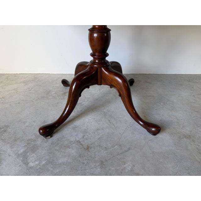 Wood Vintage Queen Anne Style Mahogany Round Pedestal Occasional / Dining Table For Sale - Image 7 of 18