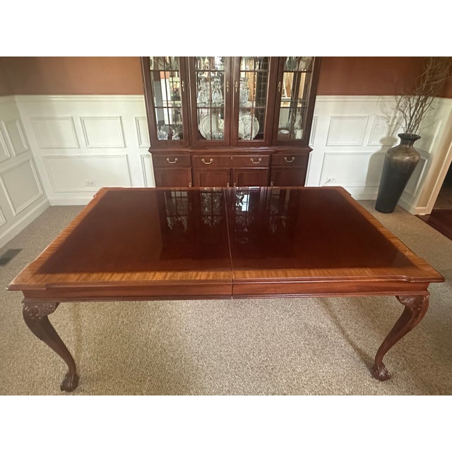 Beautiful Vintage Ethan Allen mahogany dining room table and chairs! The dining room table comes with six chairs— four of...
