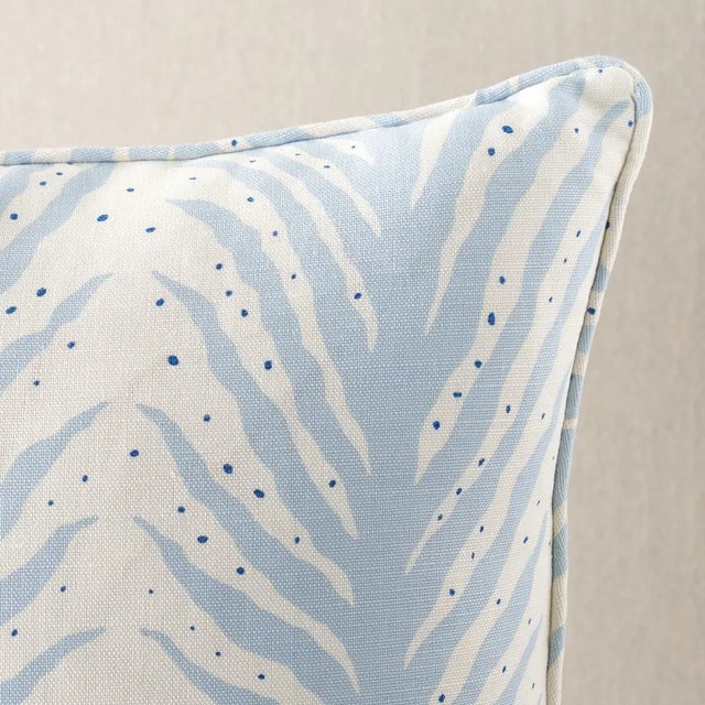 This pillow features Creeping Fern with a self-welt finish. Is it animal, vegetal or a little of both? A stripe that dares...