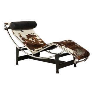 LC 4 Chaise Lounge in Brown, White and Black Cowhide Fur by Le Corbusier for Cassina For Sale