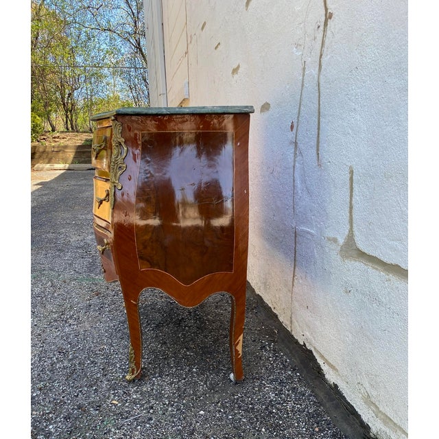 Mid 19th Century French 3 Drawer Bombe Chest For Sale - Image 4 of 5