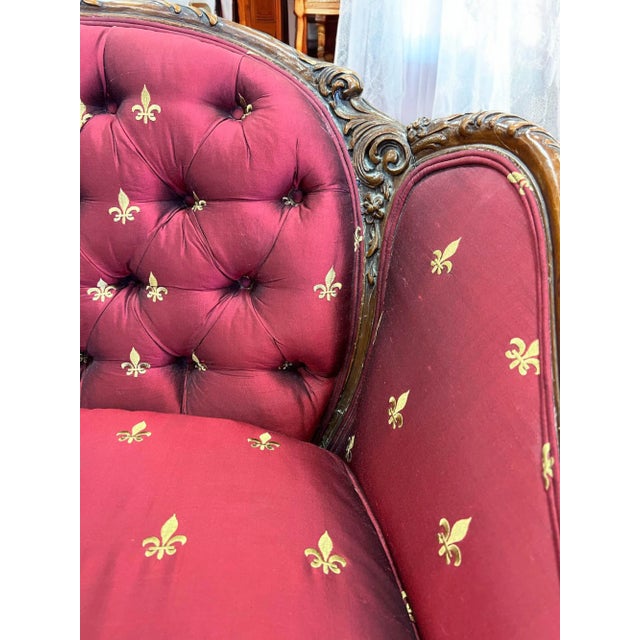 Late 19th Century Louis XV Tufted Settee in Fleur-De-Lis Silk For Sale - Image 5 of 12