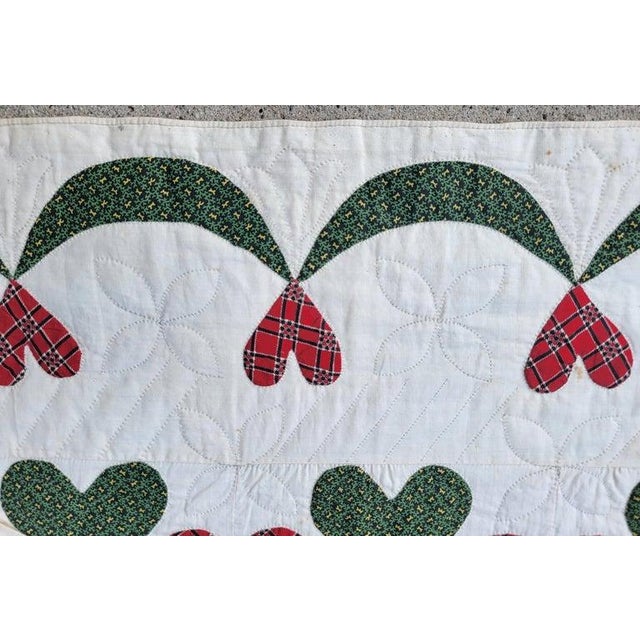 19thc Red & Green Double Hearts Applique Quilt W/ Swag Border For Sale In Los Angeles - Image 6 of 11