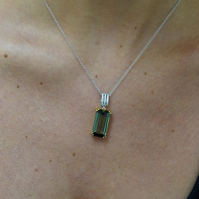 Green 10.52 Carat Forrest Green Tourmaline Emerald Cut 18k Gold Pendant Necklace For Sale - Image 8 of 9