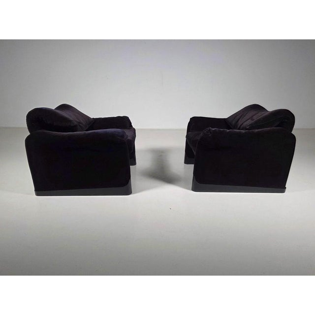 Cassina Maralunga Lounge Chairs in Purple Velvet, Cassina, 1970s, Set of 2 For Sale - Image 4 of 9