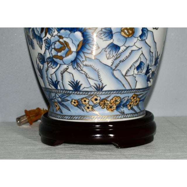 Asian Vtg. 1970s Porcelain Asian Style Temple Jar Lamp W/Wood Base For Sale - Image 3 of 13