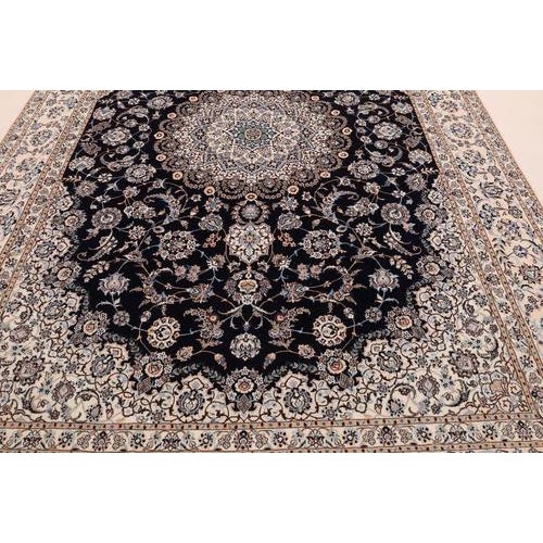 Middle Eastern Rug in Wool and Silk For Sale - Image 4 of 6