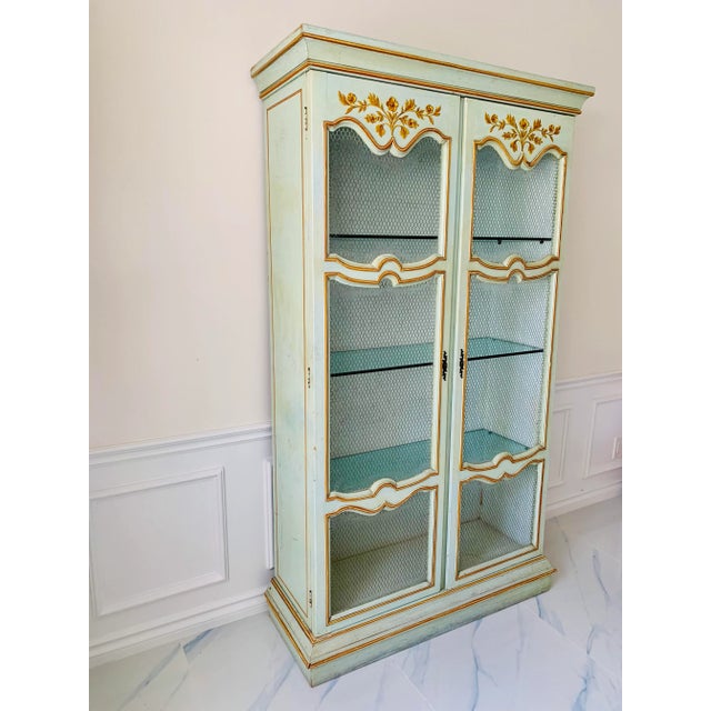Hollywood Regency Vintage C. 1940s Italian Florentine Hand-Decorated Celadon China Cabinet With Gold Floral Detail & Chicken Wire Doors For Sale - Image 3 of 13