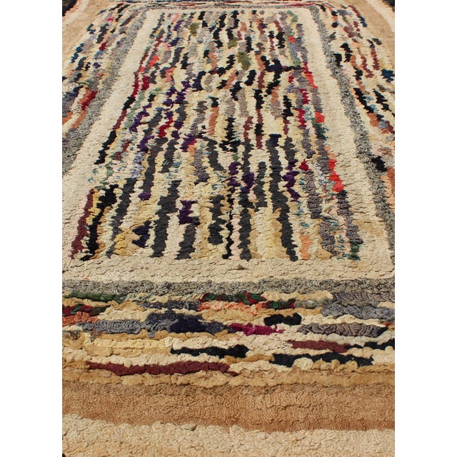 American Hooked Rug With Variegated Design in Black, Brown and Taupe 2'4"x5'2" For Sale In Atlanta - Image 6 of 7
