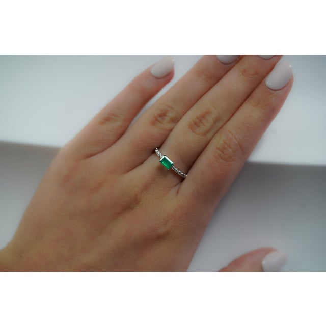 Natural Emerald and Diamond Ribbed Thin Stacking Ring in 18k White Gold Size 6.5 For Sale - Image 10 of 12