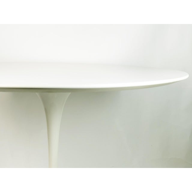 White Cast Aluminum & Laquered Wood Tulip Round Table by Eero Saarinen for Knoll International, 1980s For Sale - Image 3 of 15