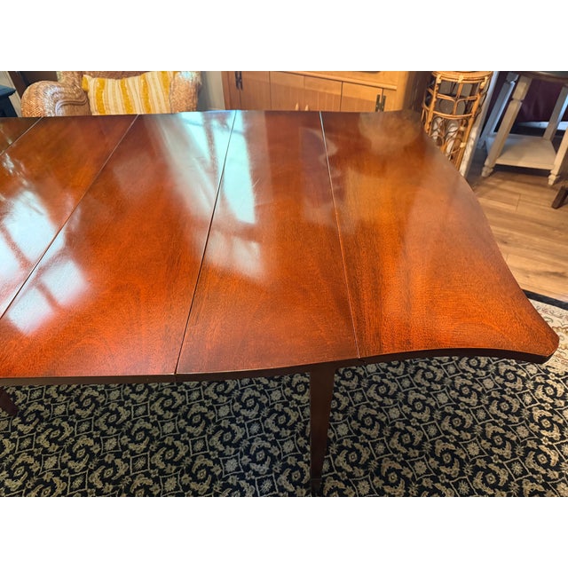 Vintage Drexel "Travis Court" Mahogany Drop-Leaf Dining Table No. 19635 – Includes 3 Leaves & Custom Protective Pads For Sale - Image 14 of 18
