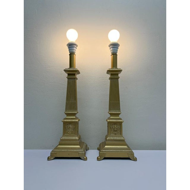 Mid-Century Modern Large Neo-Classical Column Lamps in Gold Toned Metal, 1950s, Set of 2 For Sale - Image 3 of 10