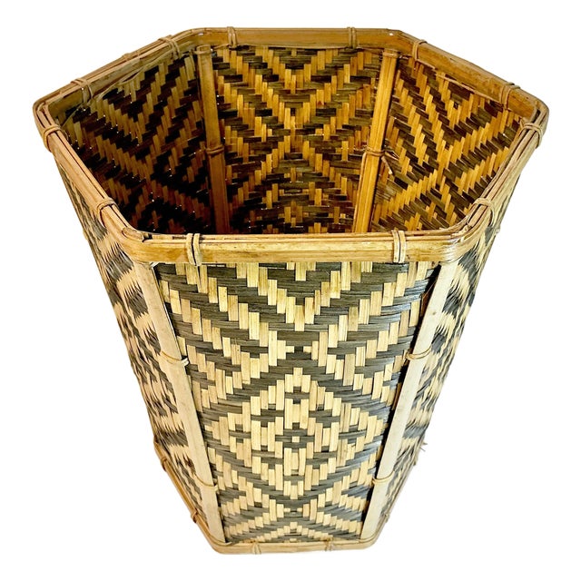 1970s Vintage Boho Chic British Colonial Split Reed Hexagonal Woven Wicker Wastebasket. For Sale