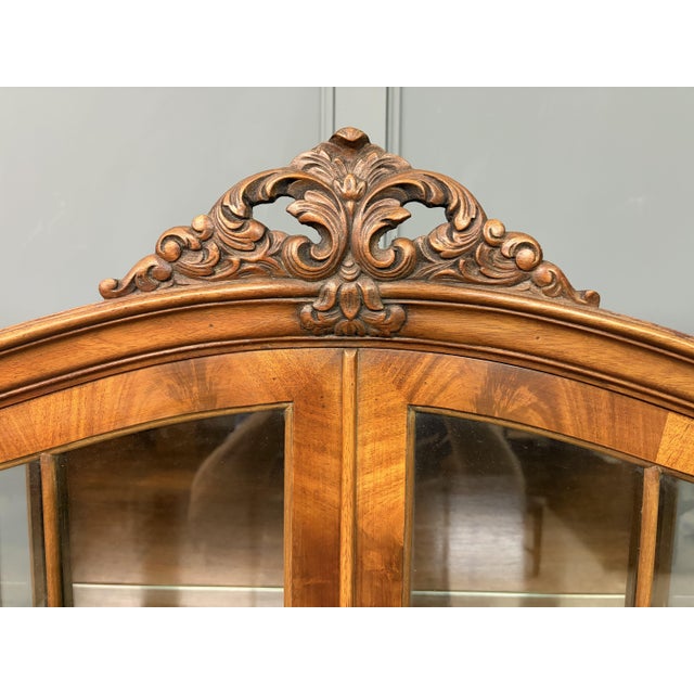 Queen Anne Display Cabinet by Maple & Co., 1930 For Sale - Image 3 of 18
