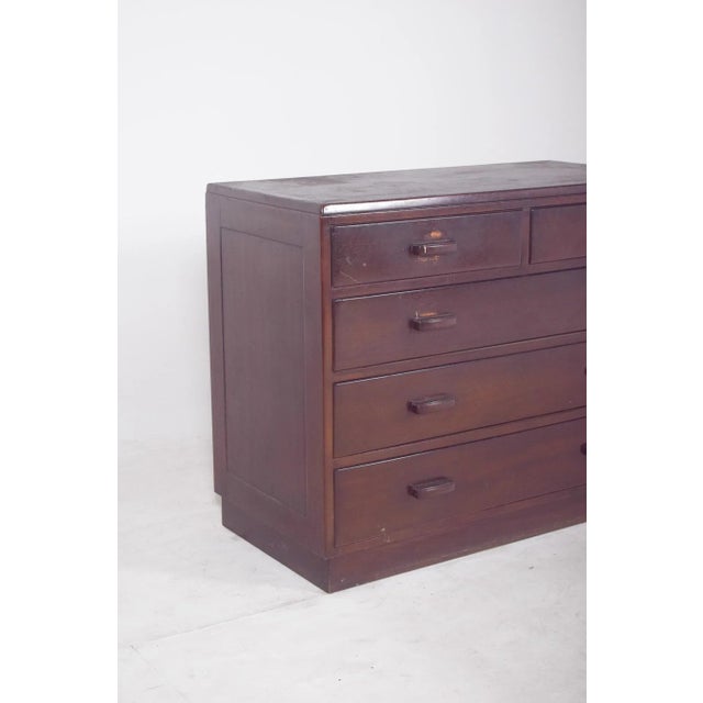 English Deco-style chest of drawers. Marked by its formal sobriety and focus on utility, this piece has five drawers...