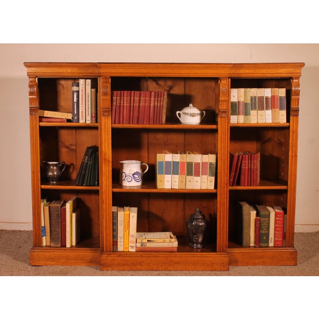 Large, low, open oak bookcase from the 19th century. A very beautiful and uncommon large model known as a breakfront. The...