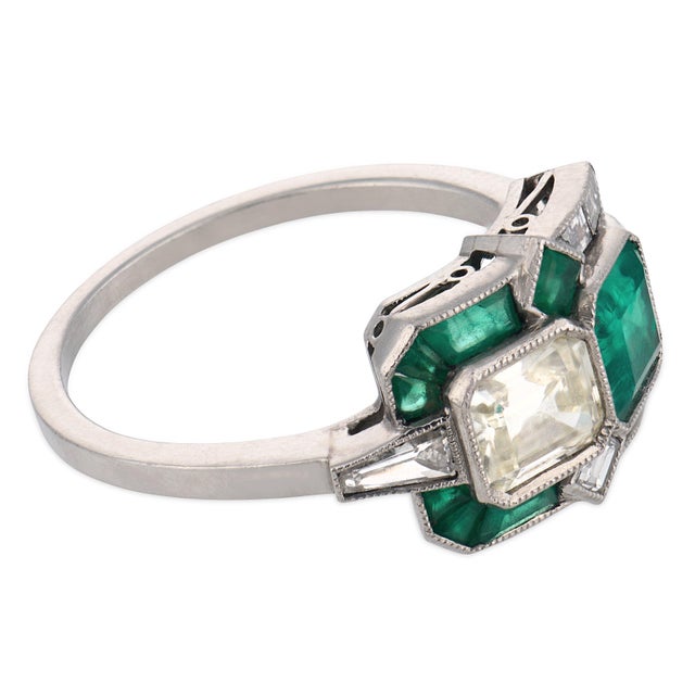 Early 20th Century Art Deco Style Diamond Emerald Platinum Toi Et Moi Ring, Size 7 For Sale - Image 4 of 6