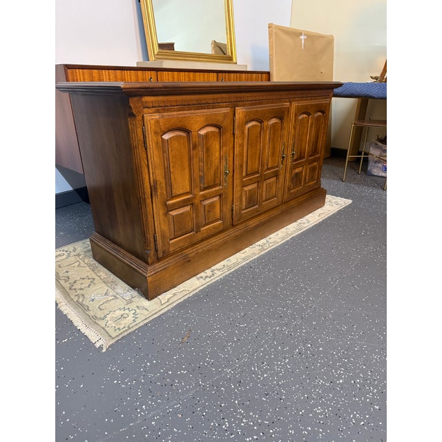 English 1980s Ethan Allen Classic Manor Sideboard For Sale - Image 3 of 12