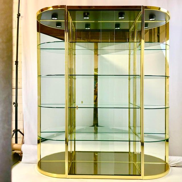 1980s Vintage Hollywood Regency Boho Chic Large Brass & Glass Display Cabinet - 3 Piece Set. For Sale - Image 6 of 17