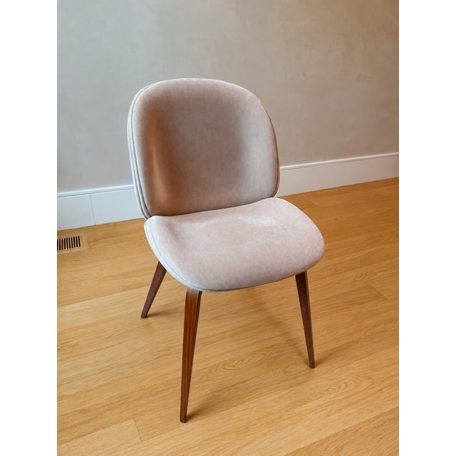 Mid-Century Modern Set of 10 Custom Gubi Beetle Dining Chairs in Camel Mohair & Walnut For Sale - Image 3 of 6