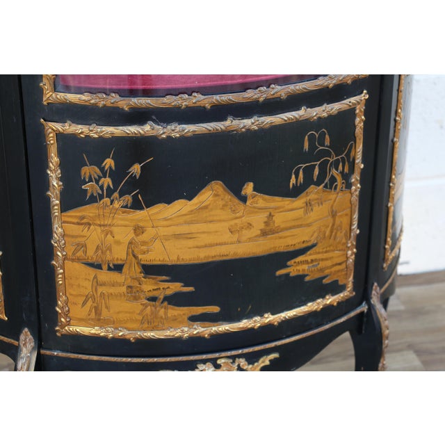 French French Louis XV Style Ormolu Mounted Hand-Painted Curved Glass Vitrine Display Cabinet, 1940s For Sale - Image 3 of 18