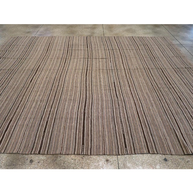 Galerie Shabab Collection Mid-20th Century Turkish Flatweave Kilim Carpet For Sale - Image 4 of 8