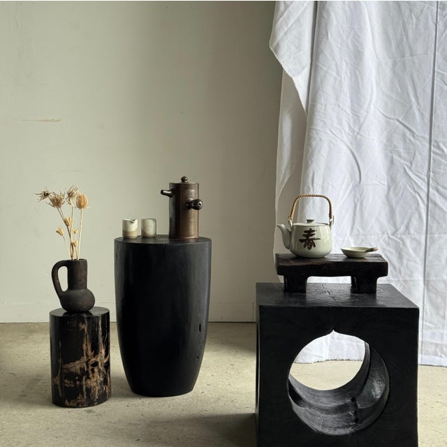 Black ceramic bud vase with a terracotta handle, Indonesian style. Height: 17cm; Maximum diameter: 13cm; Weight: 0.63kg....