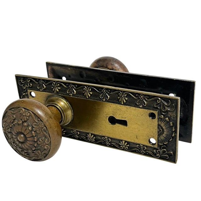American Antique American Bronze Door Knobs With Door Plates - 5 Pieces For Sale - Image 3 of 9