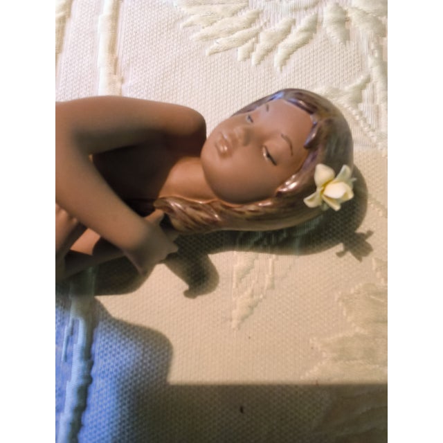 Vintage Lladró "Pacific Jewel" (#2383) Gres Porcelain Figurine; Beautiful Young Pacific Islander– Pristine For Sale - Image 9 of 13