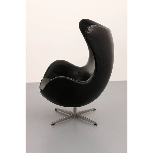 Art Deco The Egg Chair – Arne Jacobsen, Denmark, 1960 – Black Leather by Fritz Hansen For Sale - Image 3 of 9