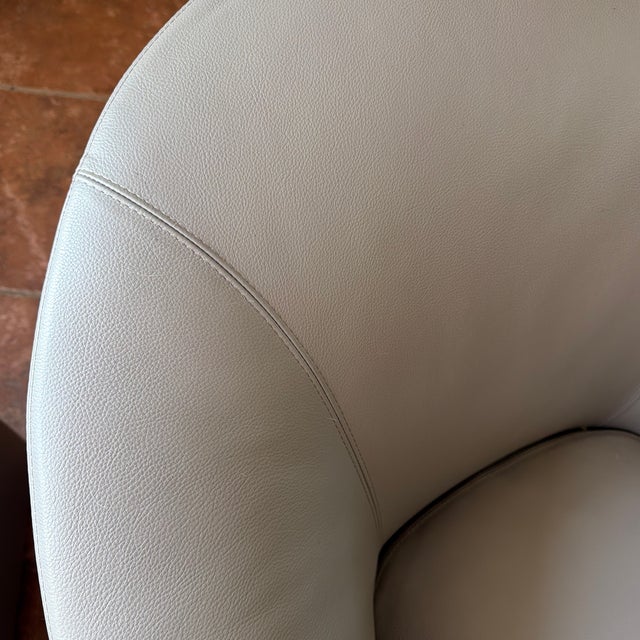 Minotti Quinn Swivel Chairs - Pair For Sale In West Palm - Image 6 of 10