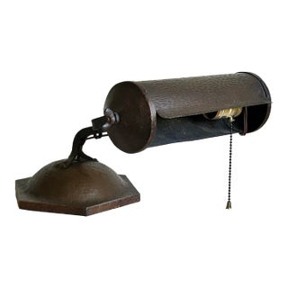 1930s Art Deco Hammered Solid Brass Banker's Desk Table Lamp With Wood-Core Base For Sale