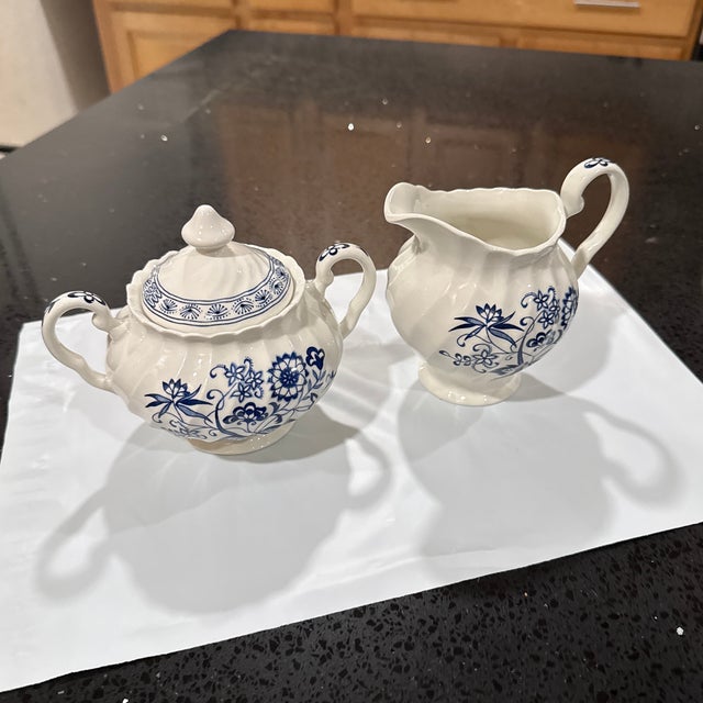 Beautiful creamer & sugar set . Flower Blue with white design England touch to this unique set