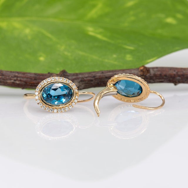 Modern 2.9Ct London Blue Topaz Stud Earrings With Earth-Mined Diamond Accents: 14k Gold, A Pair For Sale - Image 3 of 5