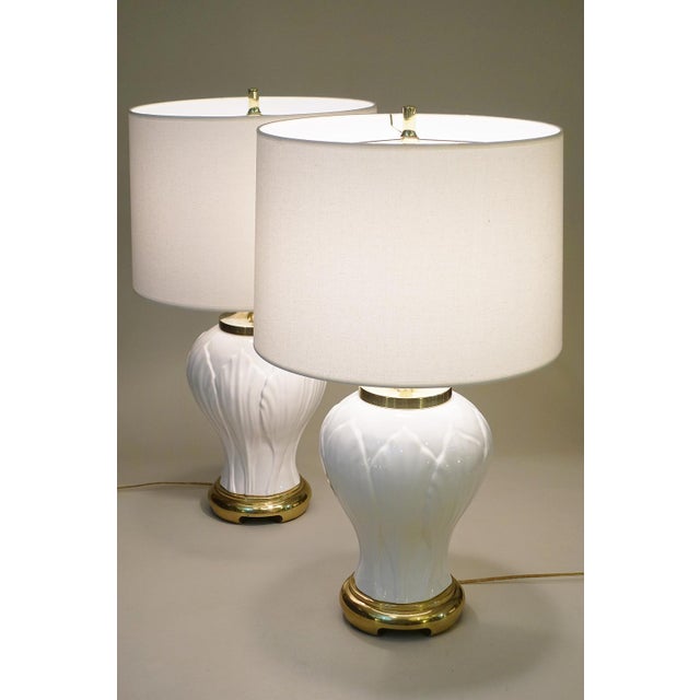 White 1970s Royal Haeger Hollywood Regency Modern Tulip Ginger Jar Porcelain Brass Table Lamps - a Pair For Sale - Image 8 of 13