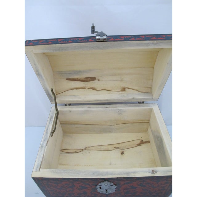 Olinala Guerrero Mexico Red & Black Lacquer Carved Animals Lidded Wood Box For Sale - Image 12 of 18