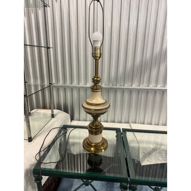 Traditional Vintage Stiffel Brass & Cream Table Lamp – Elegant Traditional Style For Sale - Image 3 of 4