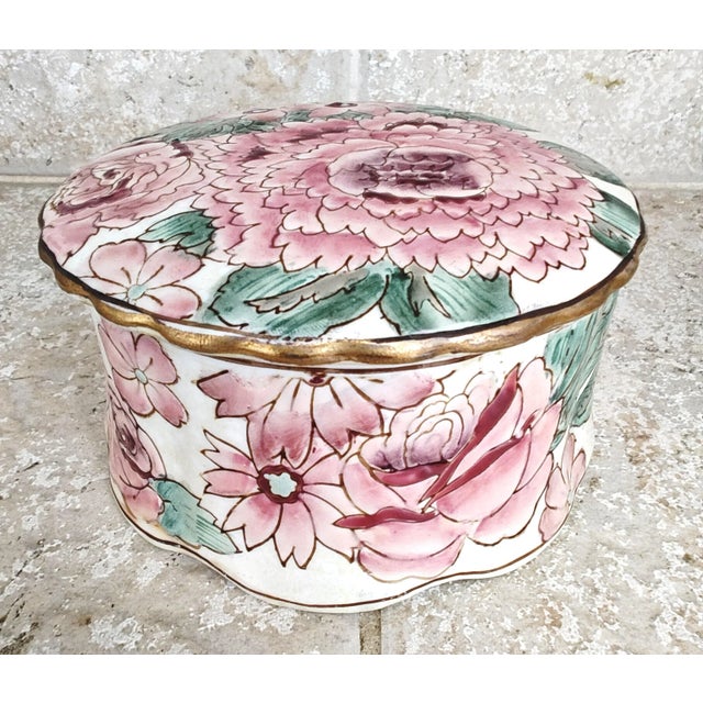 Vintage Toyo Porcelain Round Powder box/Trinket/ Jewelry Box, trimmed in gold , Raised Floral Pattern. This beautiful...