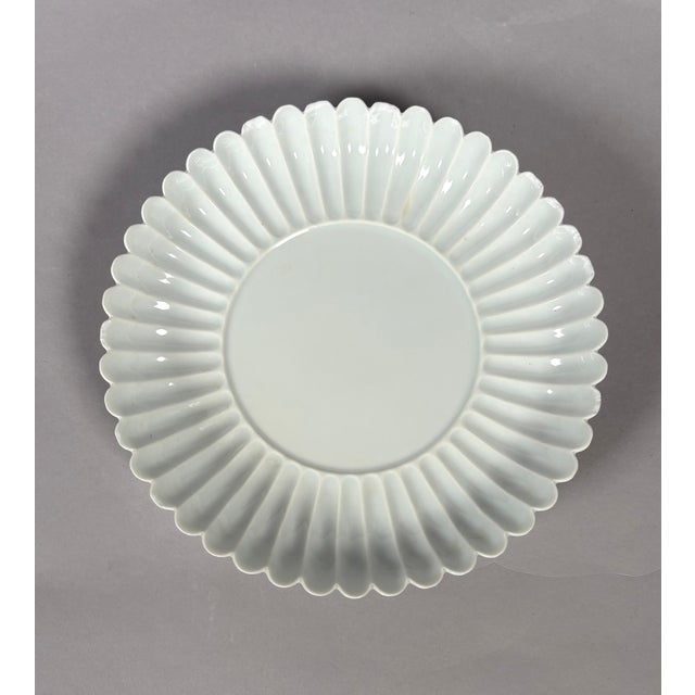 Coupe en Porcelaine Blanche Monochrome Dynastie Qianlong (1736-1795) Fleur Chrysanthème For Sale - Image 4 of 6