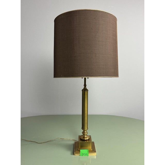 Hollywood Regency Brass Column Table Lamp attributed to Maison Jansen France, 1970s For Sale - Image 4 of 15