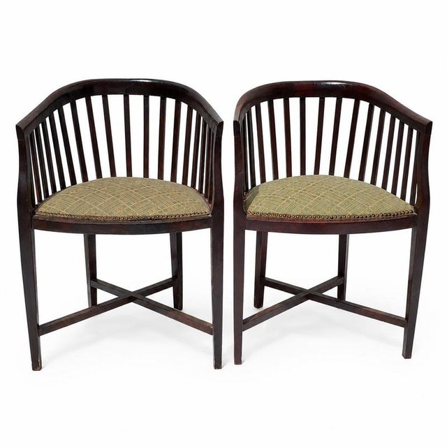 Arts & Crafts Barrel-Back Captain's Chairs in Walnut, United Kingdom, 1900s, Set of 2 For Sale - Image 3 of 9