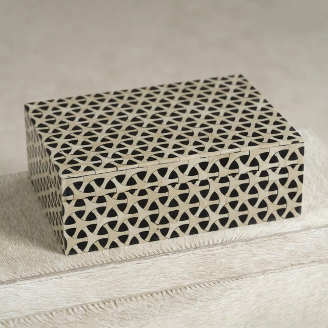 Contemporary Isacco Inlaid Geometric Pattern Decorative Box For Sale - Image 3 of 3