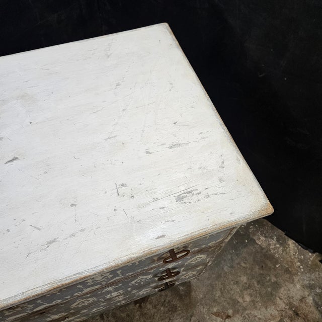 Wood Late 19th Cenutry Grey & White 3 Drawer Italian Style Commode With Dental Molding Accent For Sale - Image 7 of 18