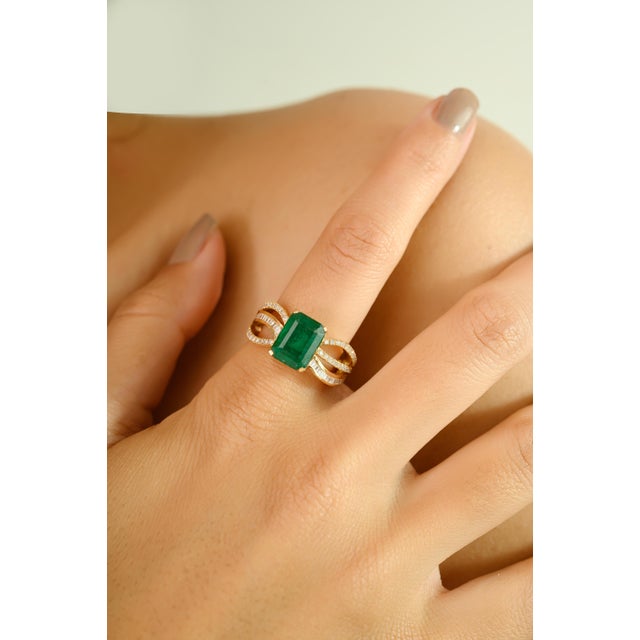 Metal Octagon Cut Split Diamond Band Emerald Ring in 14k Gold Size 7 For Sale - Image 7 of 13