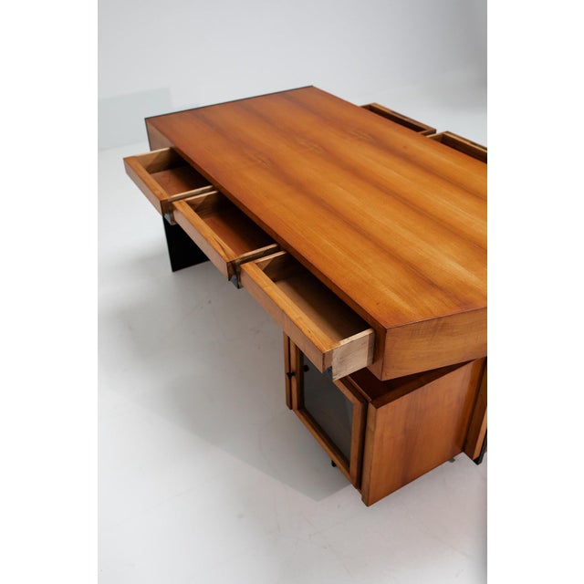 Vintage Desk in Wood, in Very Good conditions. Designed 1950 to 1959