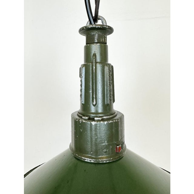 Mid-Century Modern Industrial Green Enamel Military Pendant Lamp with Cast Aluminium Top, 1960s For Sale - Image 3 of 17
