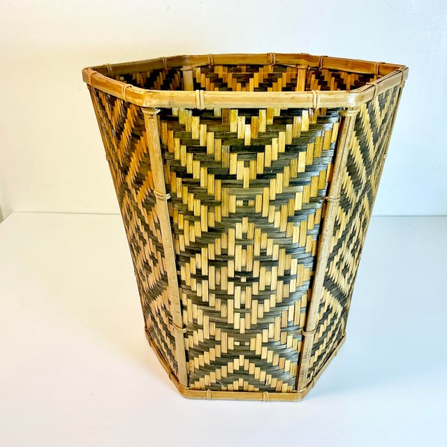 1970s Vintage Boho Chic British Colonial Hexagonal Split Reed Woven Wicker Wastebasket. For Sale - Image 4 of 9