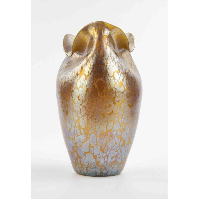 Vintage glass vase attr. to Loetz, realized in Austria in the early 20th Century. Excellent condition.