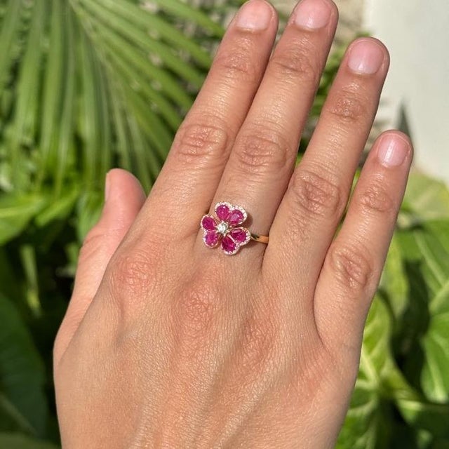 VRJewels Blooming 1.18ct Ruby Diamond Floral Cocktail Ring Size 9 in 14k Yellow Gold For Sale In New York - Image 6 of 15